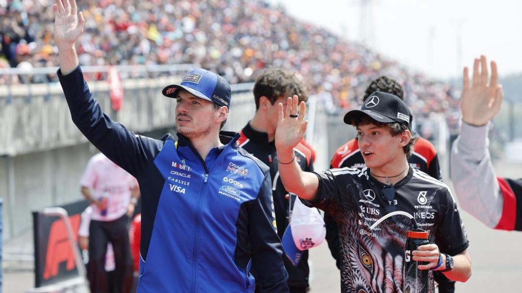 Max Verstappen y Andrea Kimi Antonelli saludando a los aficionados en el circuito de Suzuka