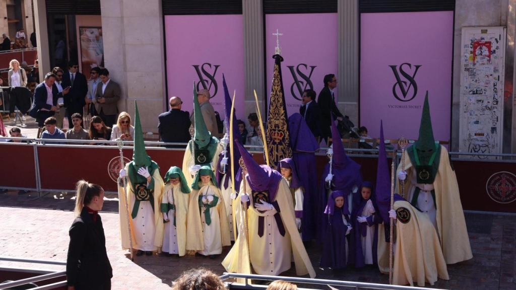 Los nazarenos de la hermandad pidiendo la venia.