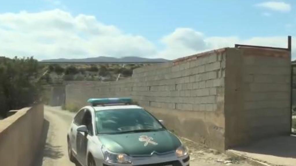 Las cámaras de los informativos de Canal Sur filman la llegada de una patrulla de la Guardia Civil al cortijo de Rioja donde se produjo el crimen.