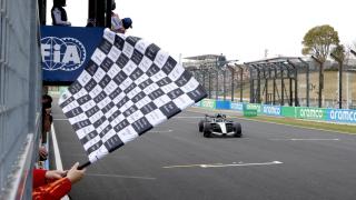 Andrea Kimi Antonelli cruza la bandera de cuadros en el GP de Japón 2026