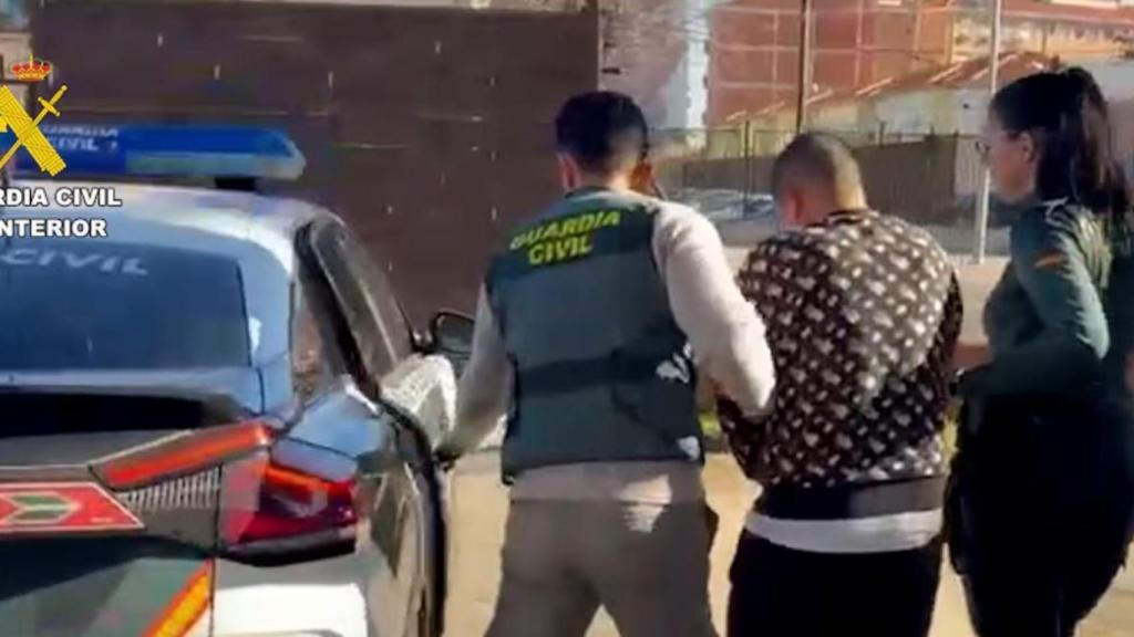 Un agente de la Policía Judicial con Javier, supuesto autor material de la muerte a balazos de su cuñada.