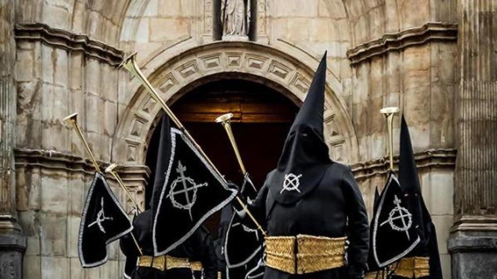 Cofrades del Silencio y las Esclavas en imagen de archivo.