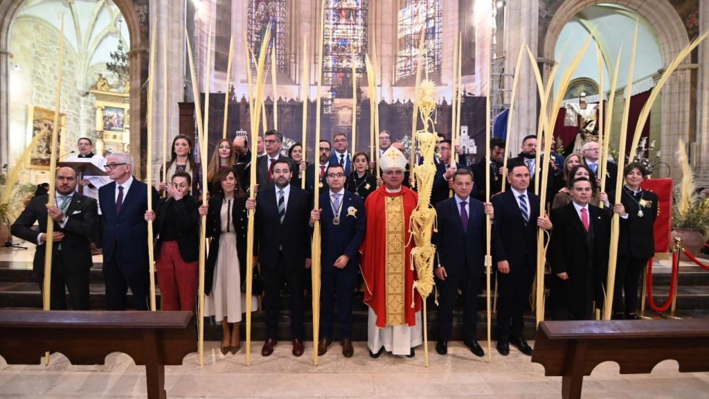 Autoridades políticas y eclesiásticas tras la Eucaristía.