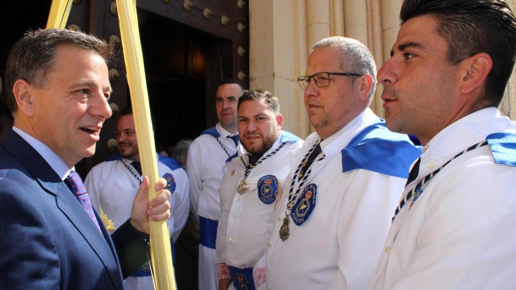 Serrano charlando con algunos cofrades.