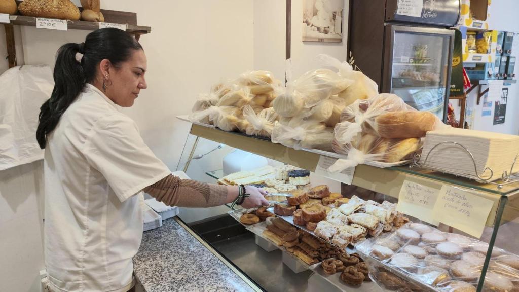 Una trabajadora del Obrador de la panadería El Fuerte, en Las Gabias (Granada), muestra unos duces tradicionales.