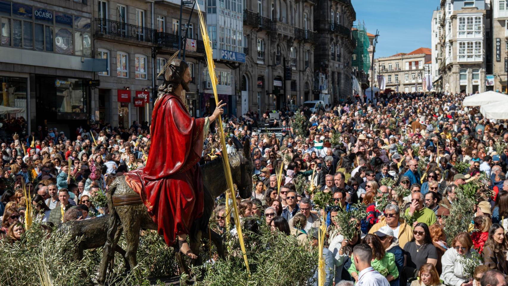 Miles de personas congregadas en Porta do Sol para recibir la Borriquita