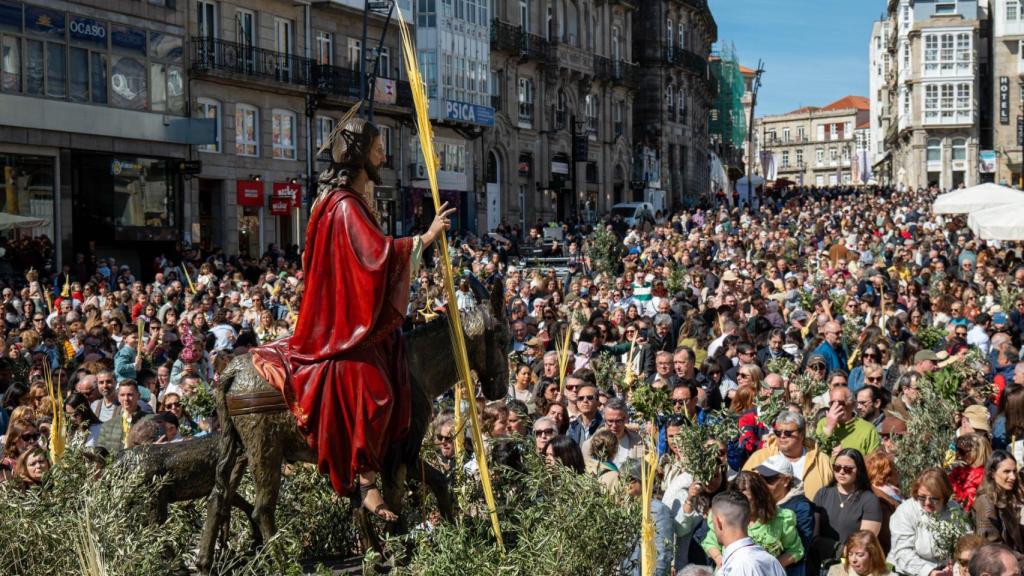 Miles de personas congregadas en Porta do Sol para recibir la Borriquita