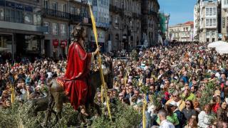Miles de personas congregadas en Porta do Sol para recibir la Borriquita