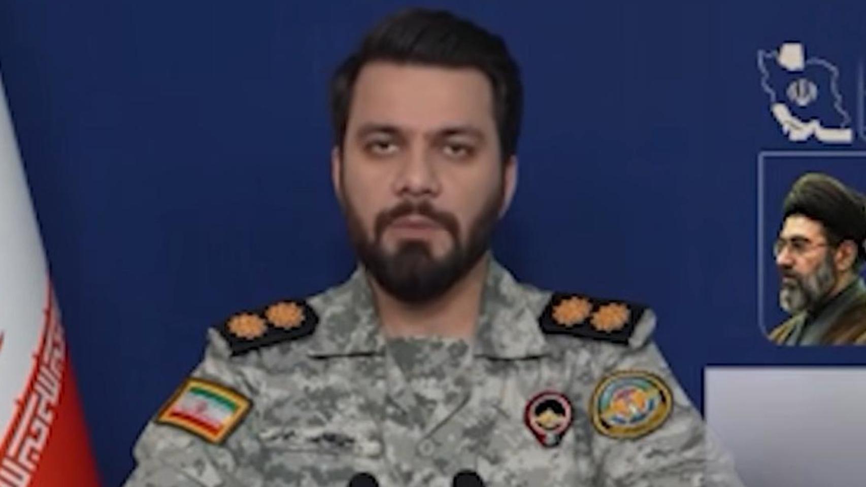 El teniente coronel Ebrahim Zolfagari, portavoz del Cuartel General Central de Jatam al Anbia, en una rueda de prensa.