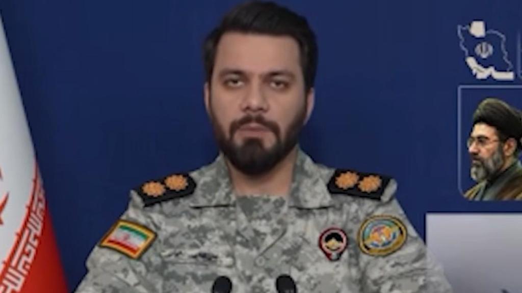 El teniente coronel Ebrahim Zolfagari, portavoz del Cuartel General Central de Jatam al Anbia, en una rueda de prensa.