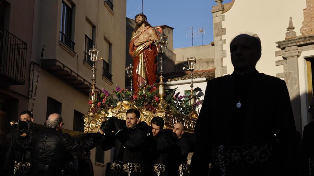 La Cofradía de la Sangre de Sagunto traslada al Ecce Homo el viernes de Dolores en la procesión de la Imposición de Medallas. Efe / Kai Försterling