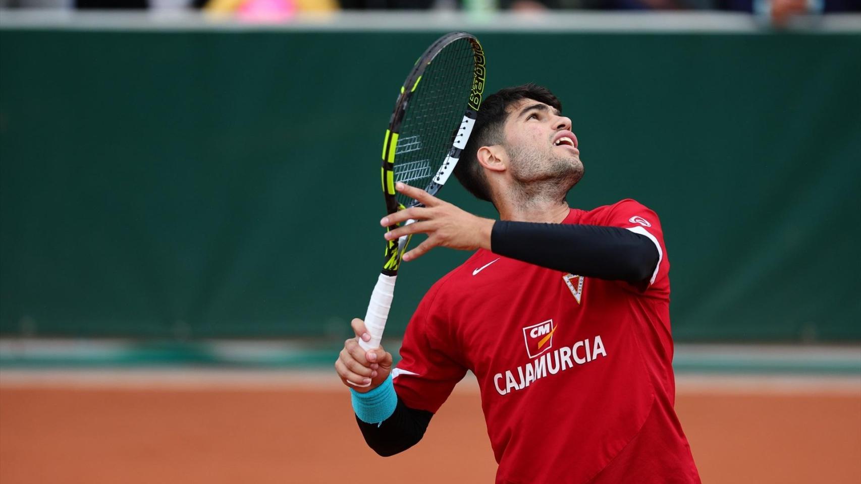 Carlos Alcaraz entrenando en Roland Garros con la camiseta del Real Murcia