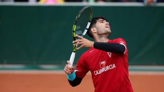 Carlos Alcaraz entrena en Roland Garros con la camiseta del Real Murcia