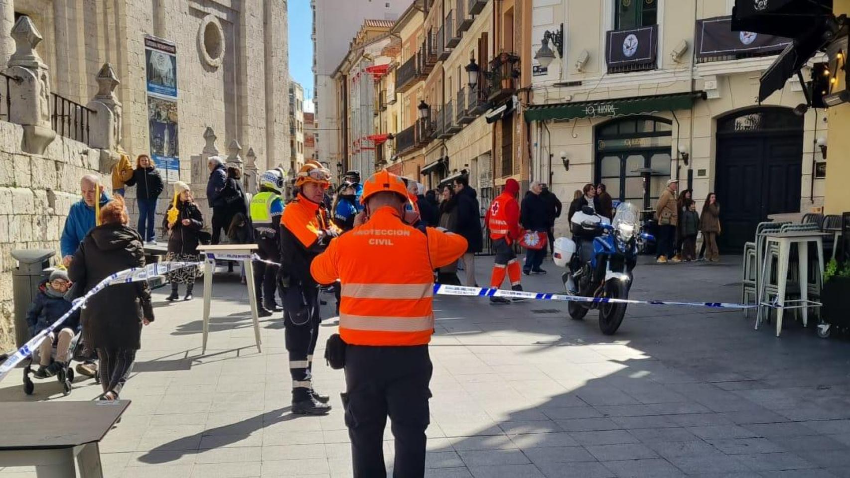 Cae una ventana de un edificio en el recorrido de la procesión del Domingo de Ramos en Valladolid