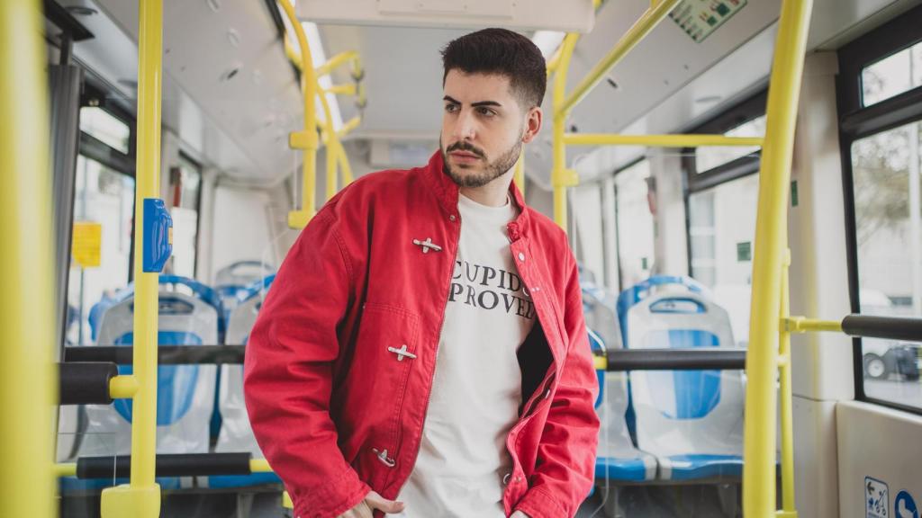El artista madrileño Kalenn, posando para una entrevista de El Español