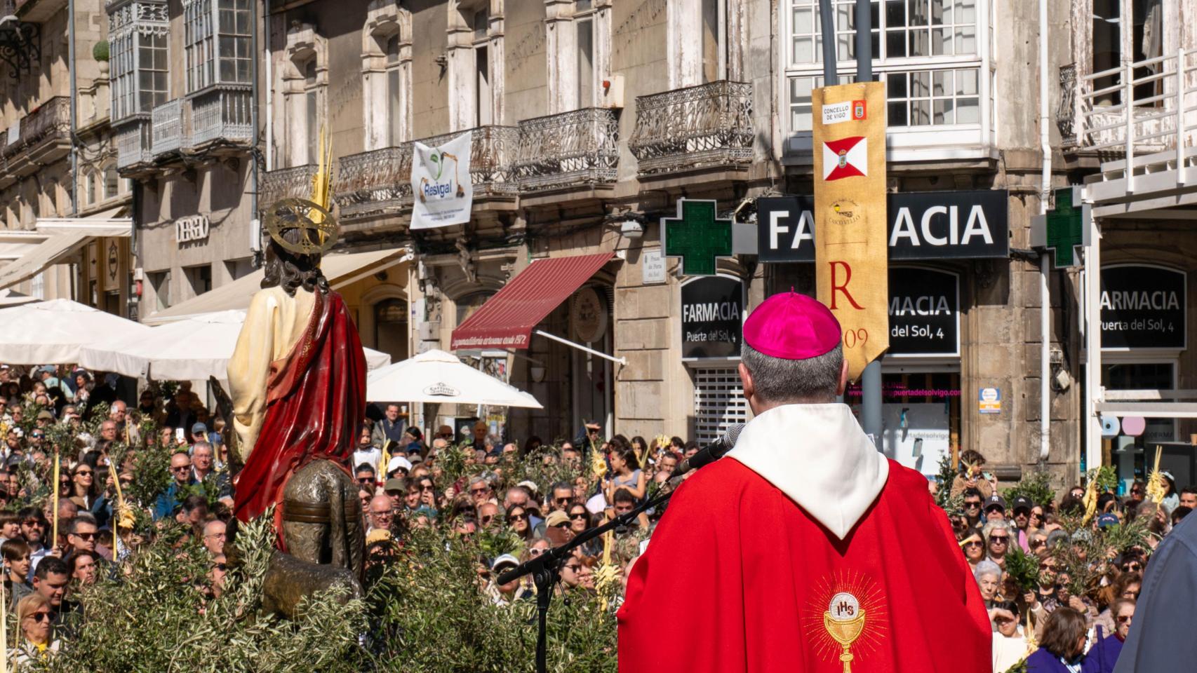 El obispo de Tui-Vigo dando misa en Porta do Sol, durante el Domingo de Ramos de Vigo