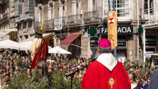 El obispo de Tui-Vigo dando misa en Porta do Sol, durante el Domingo de Ramos de Vigo