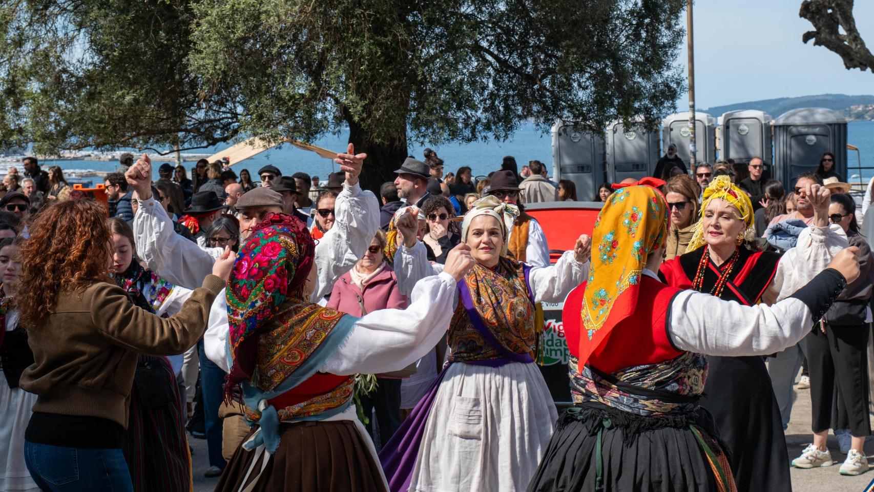 Personas bailando en el Paseo de Alfonso durante la celebración de A Reconquista de Vigo