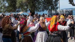 Personas bailando en el Paseo de Alfonso durante la celebración de A Reconquista de Vigo
