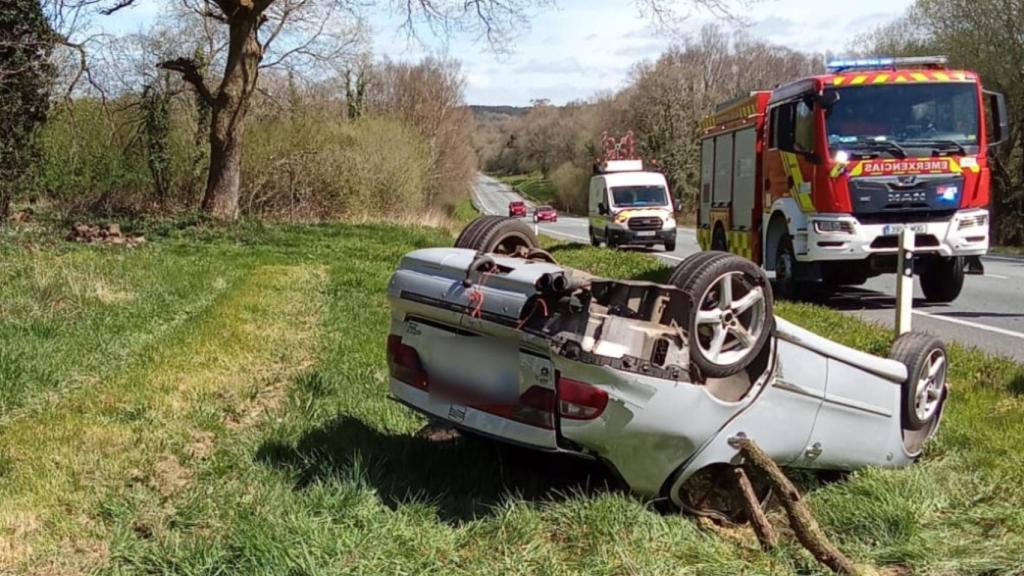 Coche vuelca tras un accidente en Curtis