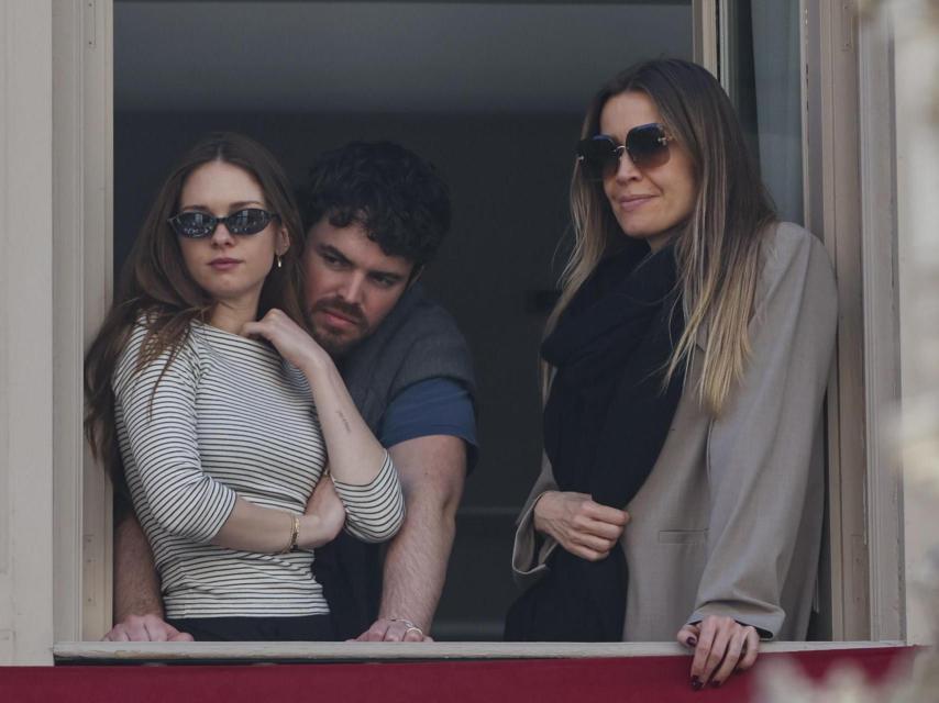 Stella del Carmen, junto a su marido, Alex Gruszynski, y Nicole Kimpel, durante la Semana Santa de Málaga, este domingo 29 de marzo.