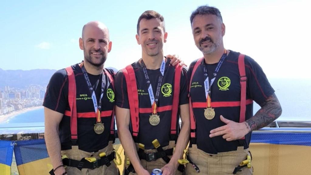 Tres bomberos de A Coruña logran el reto: subir a la cima de un edificio de 52 pisos de altura