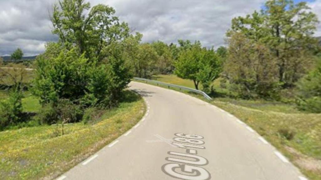 La GU-186 es una carretera de doble sentido y con curvas.