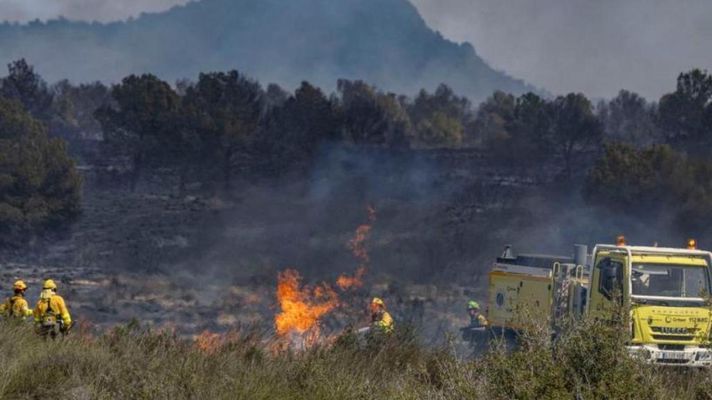 Una brigada forestal, este domingo, trabajando en la extinción del incendio en Sierra Espuña.