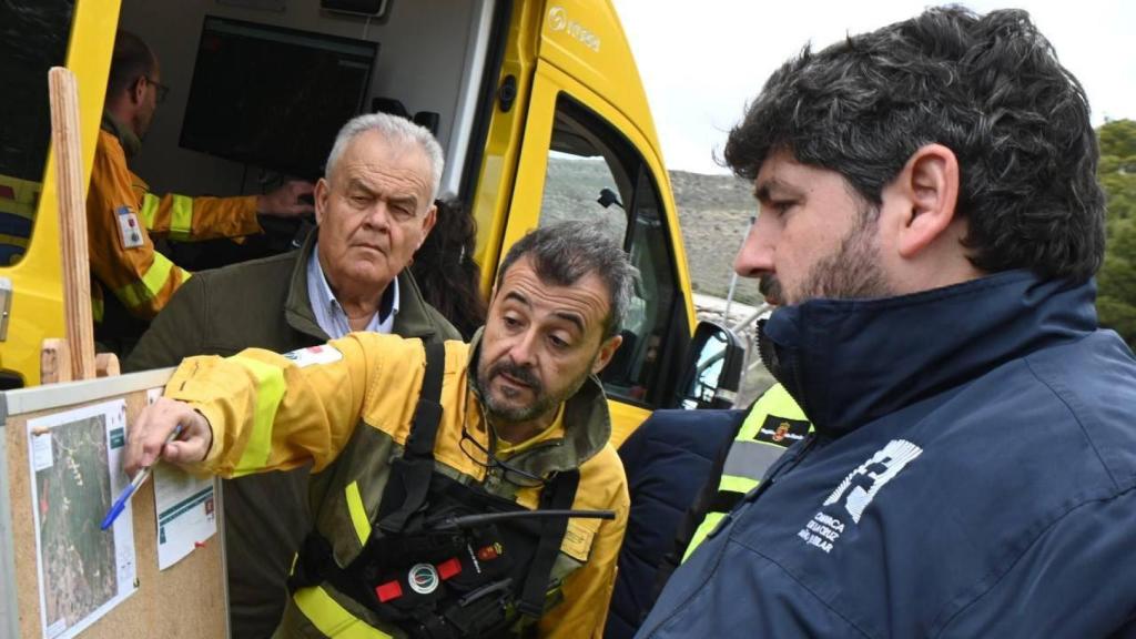 López Miras, este domingo, para informarse de los pormenores del incendio.