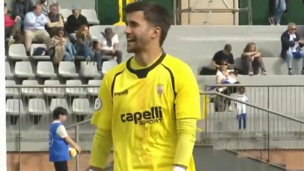 Iván Moreno, portero del Algeciras, se encara con la grada.