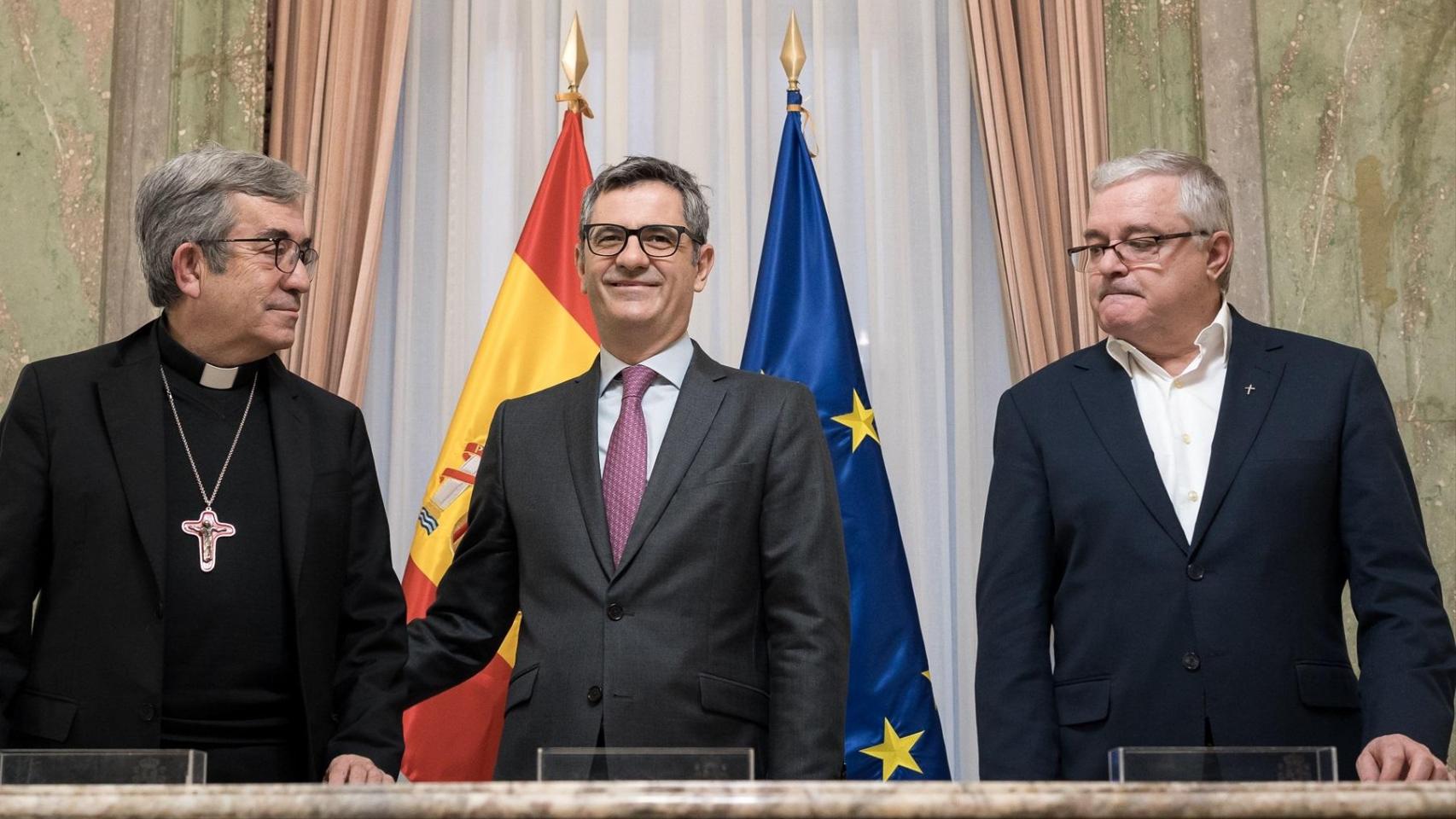 El ministro de la presidencia, Félix Bolaños, junto al presidente de la Confederación Episcopal española, Luis Argüello y el Presidente de la Conferencia Española de Religiosos, Jesús Díaz Sariego.
