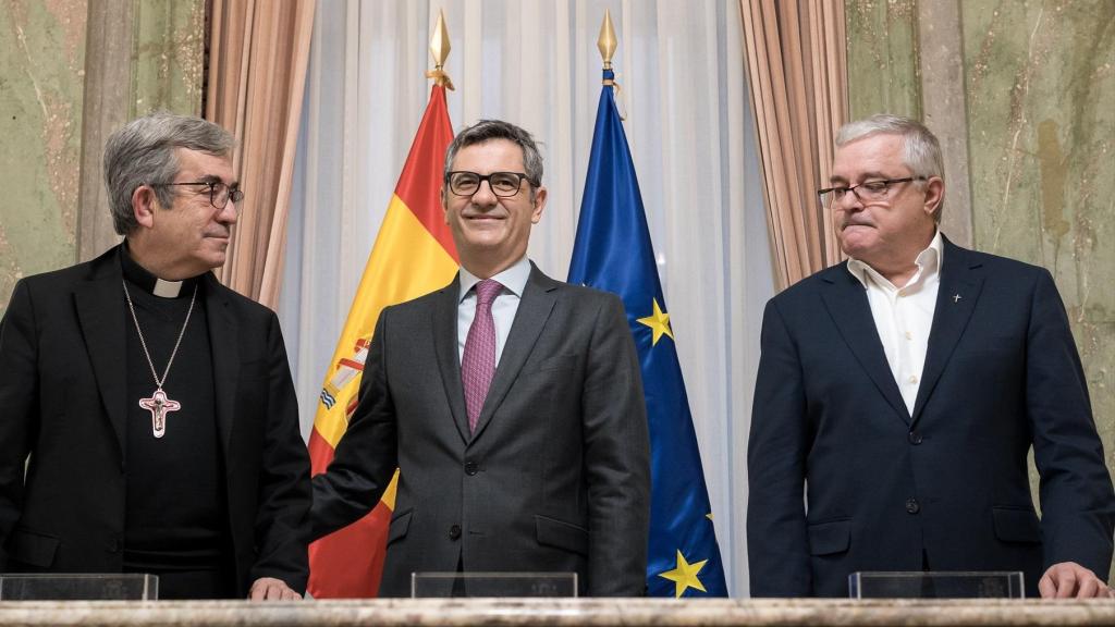 El ministro de la presidencia, Félix Bolaños, junto al presidente de la Confederación Episcopal española, Luis Argüello y el Presidente de la Conferencia Española de Religiosos, Jesús Díaz Sariego.