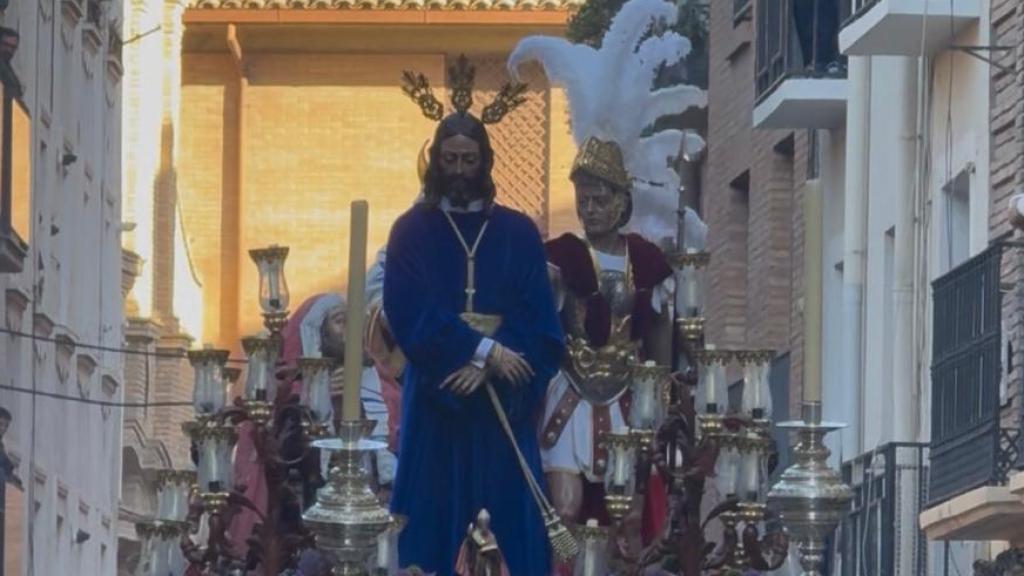 El Señor de la Humildad luce una nueva túnica de terciopelo azul cobalto.