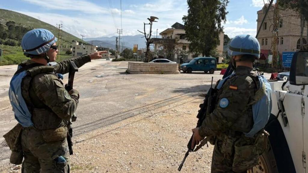 Dos soldados españoles custodian una posición en el sur del Líbano.