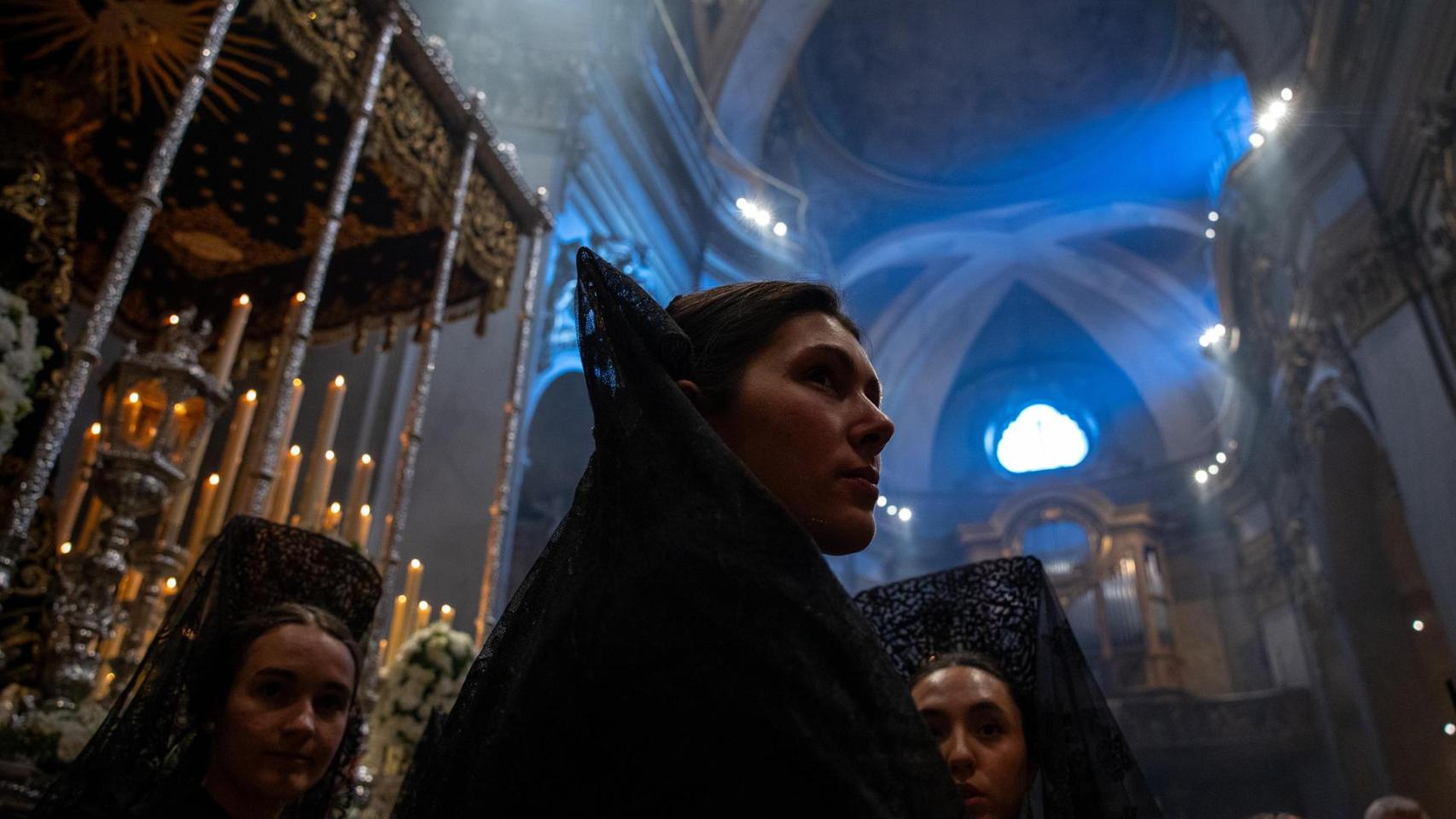Señoras con mantilla en el templo durante la procesión de Los Estudiantes, en Madrid.
