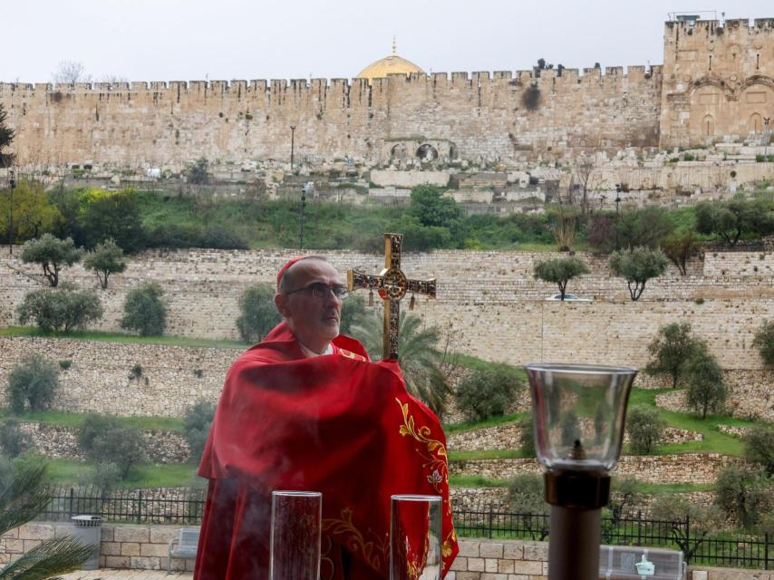 El cardenal Pierbattista Pizzaballa, patriarca latino de Jerusalén, oficia una misa de oración con motivo del Domingo de Ramos.