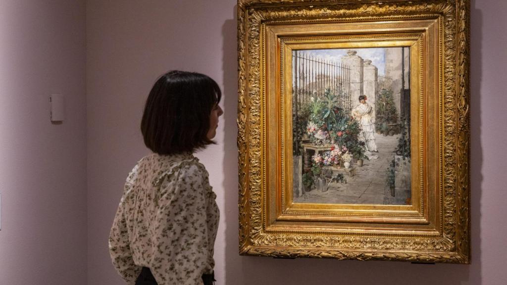 Una visitante admira la obra 'Puesto de flores' en CaixaForum Girona. Foto: Fundación ”la Caixa”