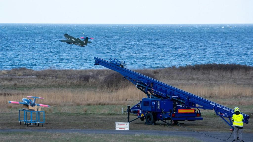 El dron 'Brid of Prey' siendo lanzado mediante una catapulta