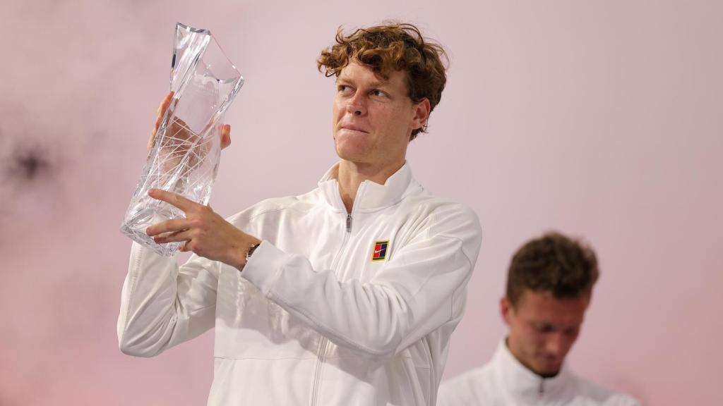 Jannik Sinner, con el trofeo del Masters 1.000 de Miami 2026