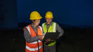 Dos ingenieros trabajando de noche.