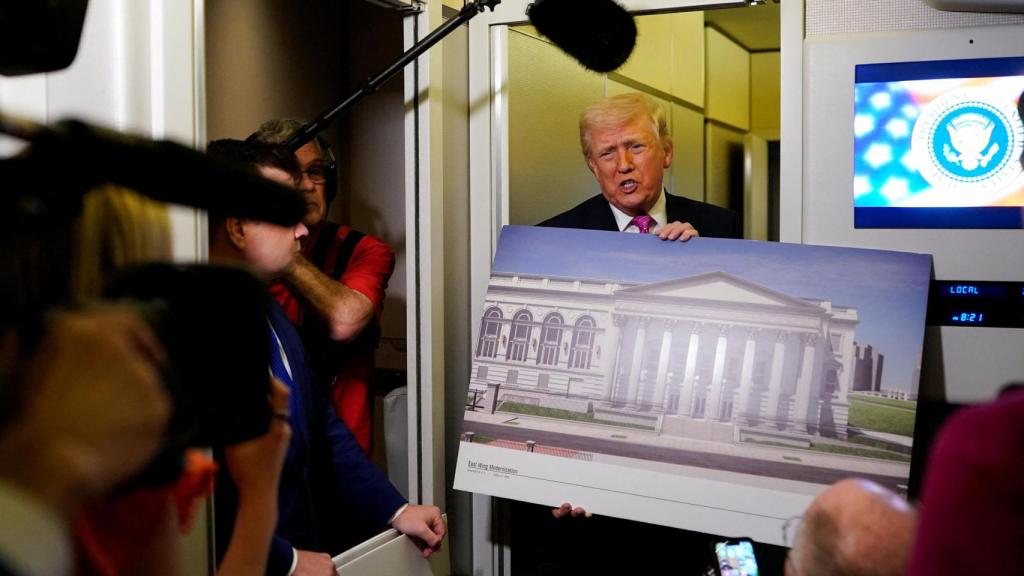El presidente Trump muestra a los periodistas una imagen del aspecto que tendrá la Casa Blanca tras las obras.