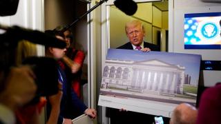 El presidente Trump muestra a los periodistas el aspecto que tendrá la Casa Blanca tras las obras.