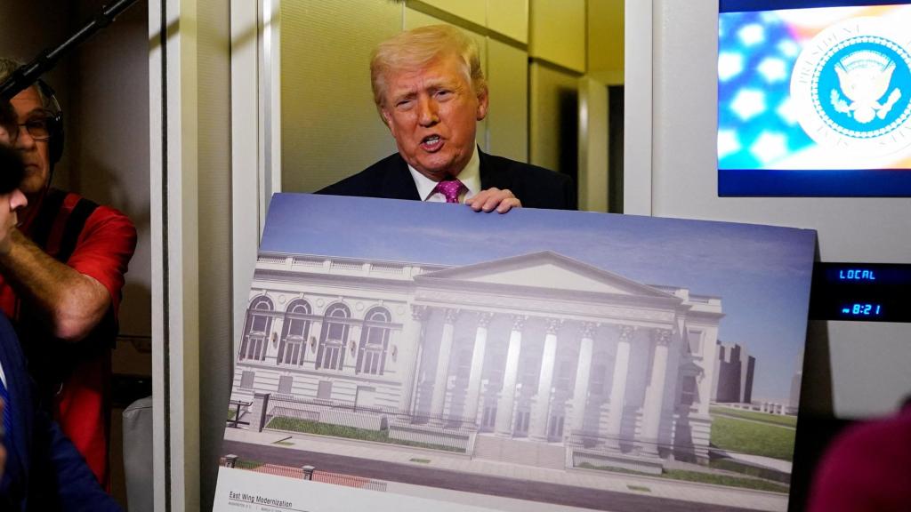 El presidente Trump muestra a los periodistas una imagen del aspecto que tendrá la Casa Blanca tras las obras.