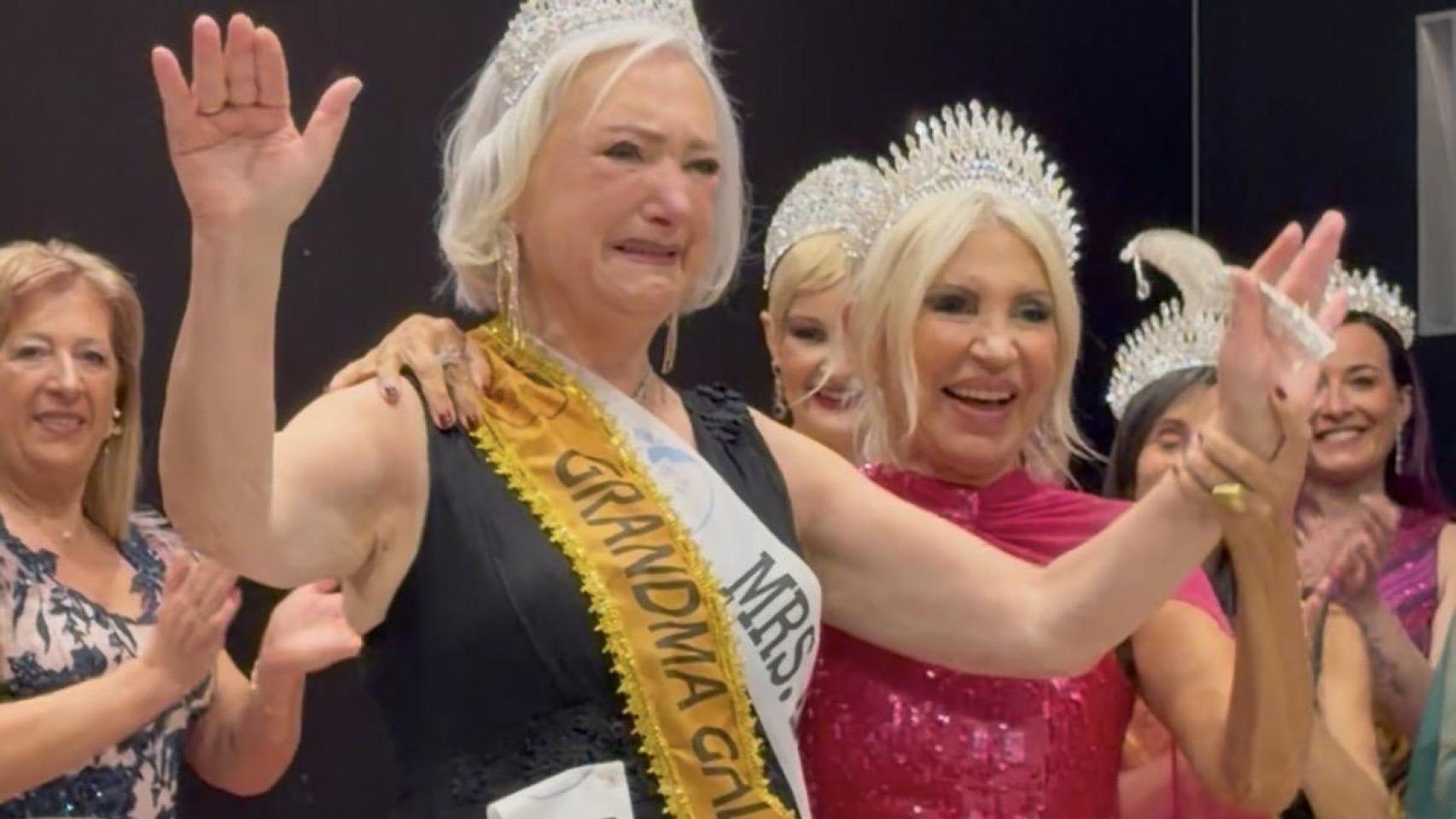 María López, Miss Abuela de Galicia 2025 corona a Maria Elena Saiz