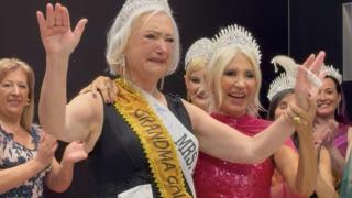 María López, Miss Abuela de Galicia 2025 corona a Maria Elena Saiz