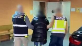 El sospechoso siendo detenido por la Policía Nacional.