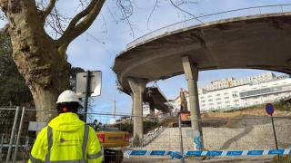 Imagen del derribo del viaducto.