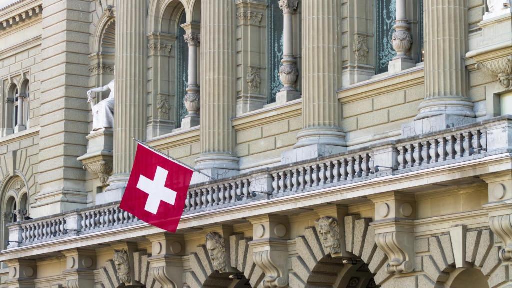 La bandera de suiza en el edificio del Parlamento.