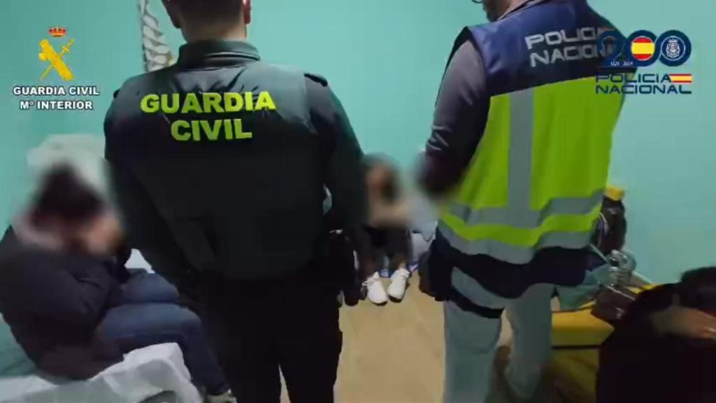Imagen de la Policía Nacional y la Guardia Civil durante la operación.