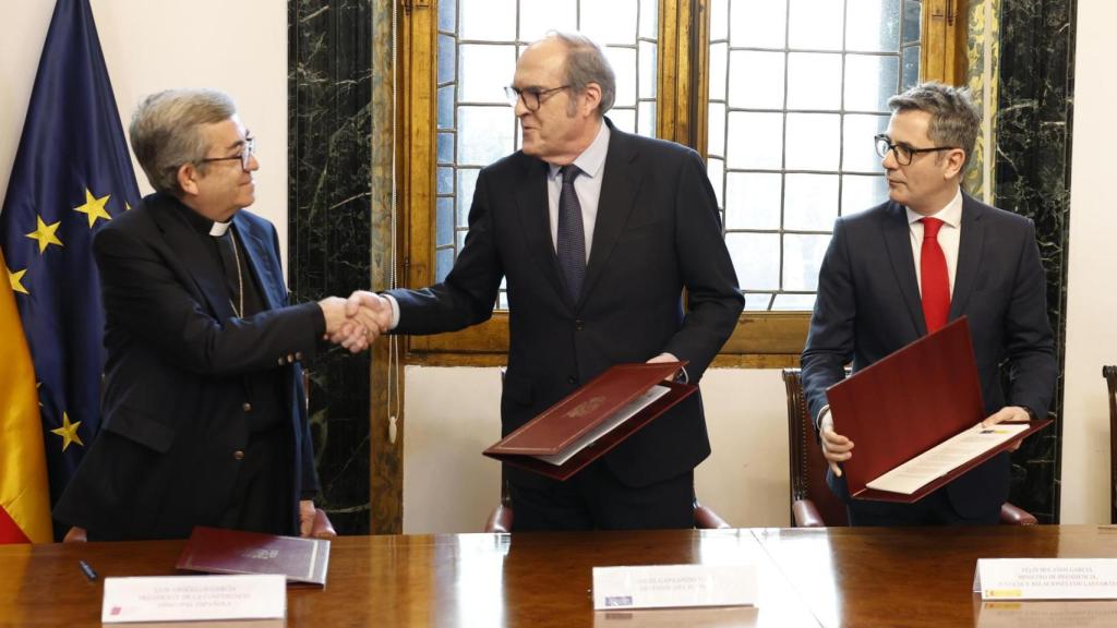 Félix Bolaños este lunes junto al presidente de la Confederación Episcopal Española, Luis Argüello y el Defensor del Pueblo, Ángel Gabilondo.